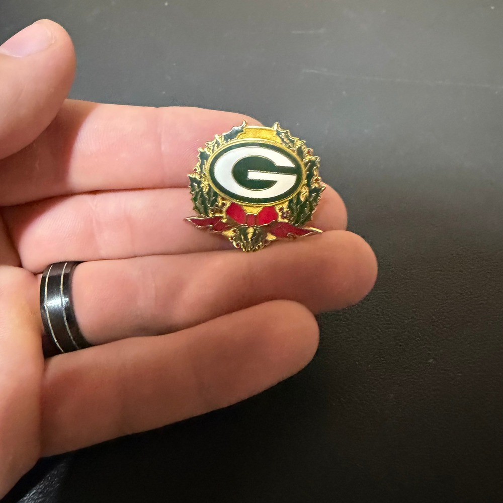 Green Bay Packers NFL Christmas Wreath Enamel Lapel Pin Peter David Inc Vintage